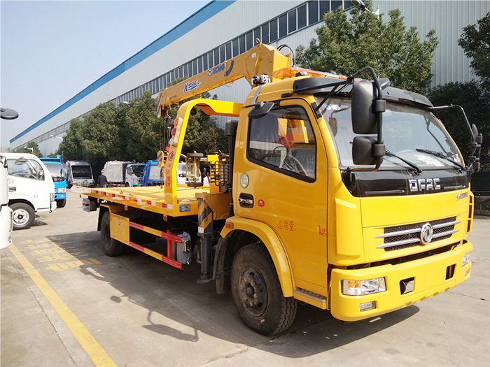 東風(fēng)多利卡平板帶吊清障車(chē)