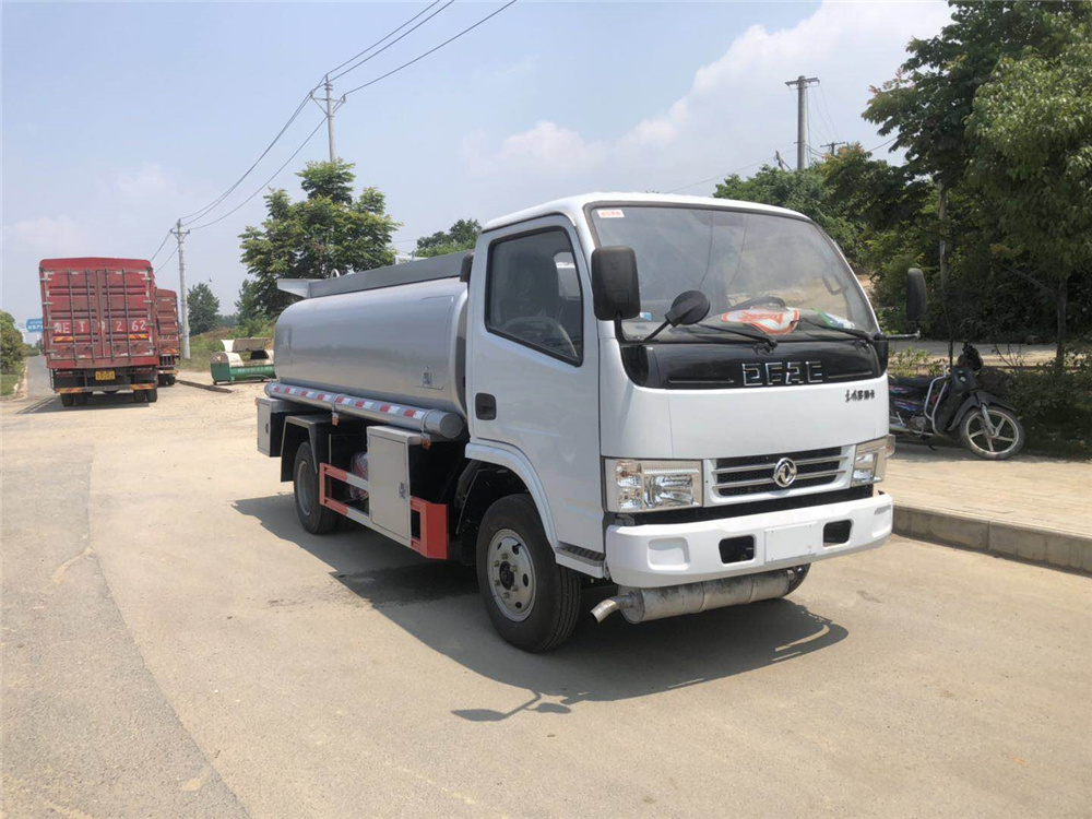 5噸加油車-東風(fēng)多利卡5噸國三不上戶加油車（內(nèi)藏加油機(jī)）