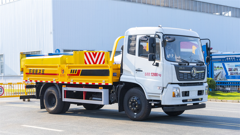 100K防撞灑水車-天錦100K防撞緩沖車廠家價(jià)格