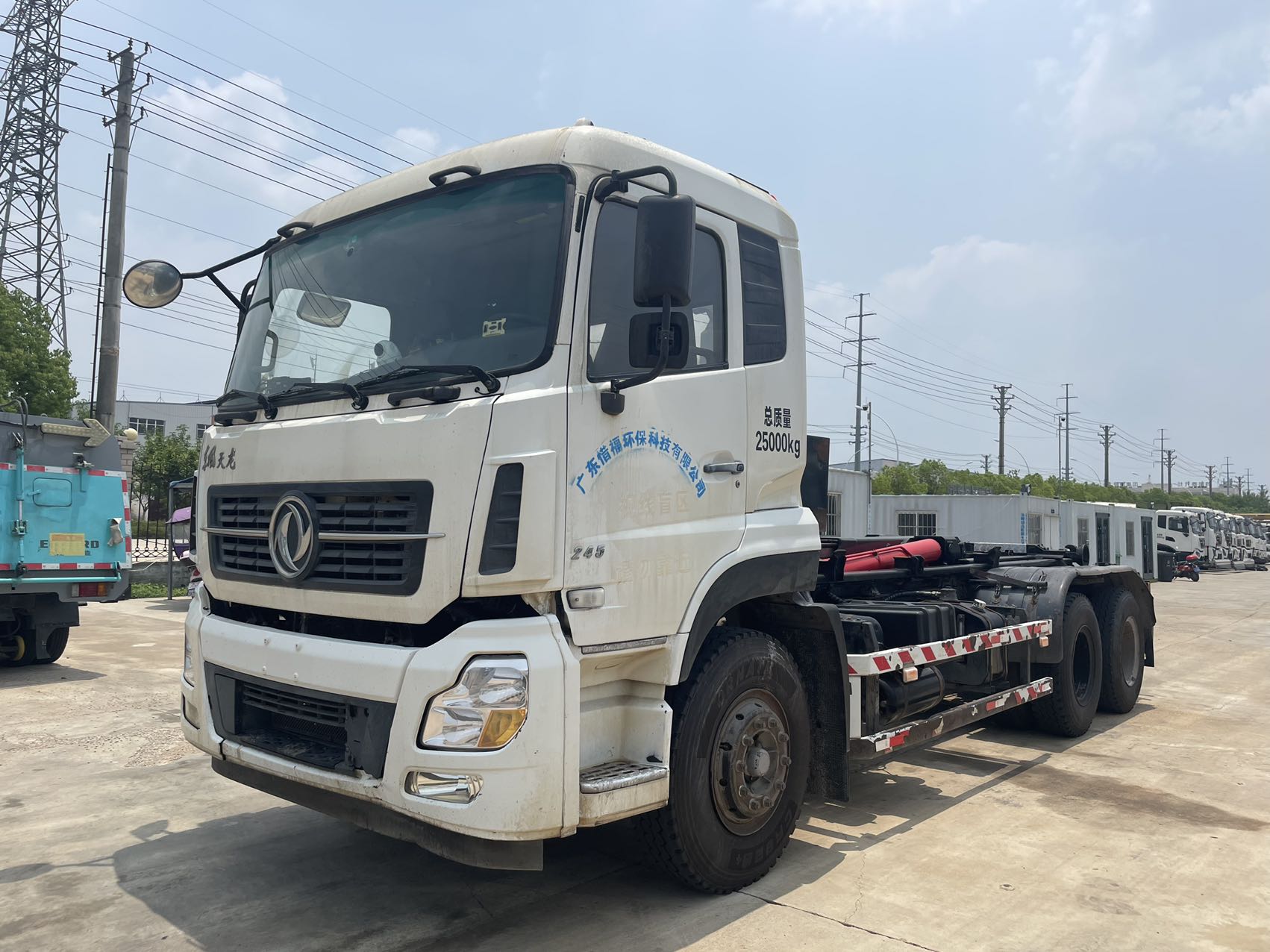 天龍后八輪勾臂(同款2臺(tái)) 2??年份：2019年5月 3??發(fā)動(dòng)機(jī)：康機(jī)245馬力，國(guó)五 4??底盤配置：東風(fēng)天龍底盤，5700軸距，7檔變速箱，1100鋼絲