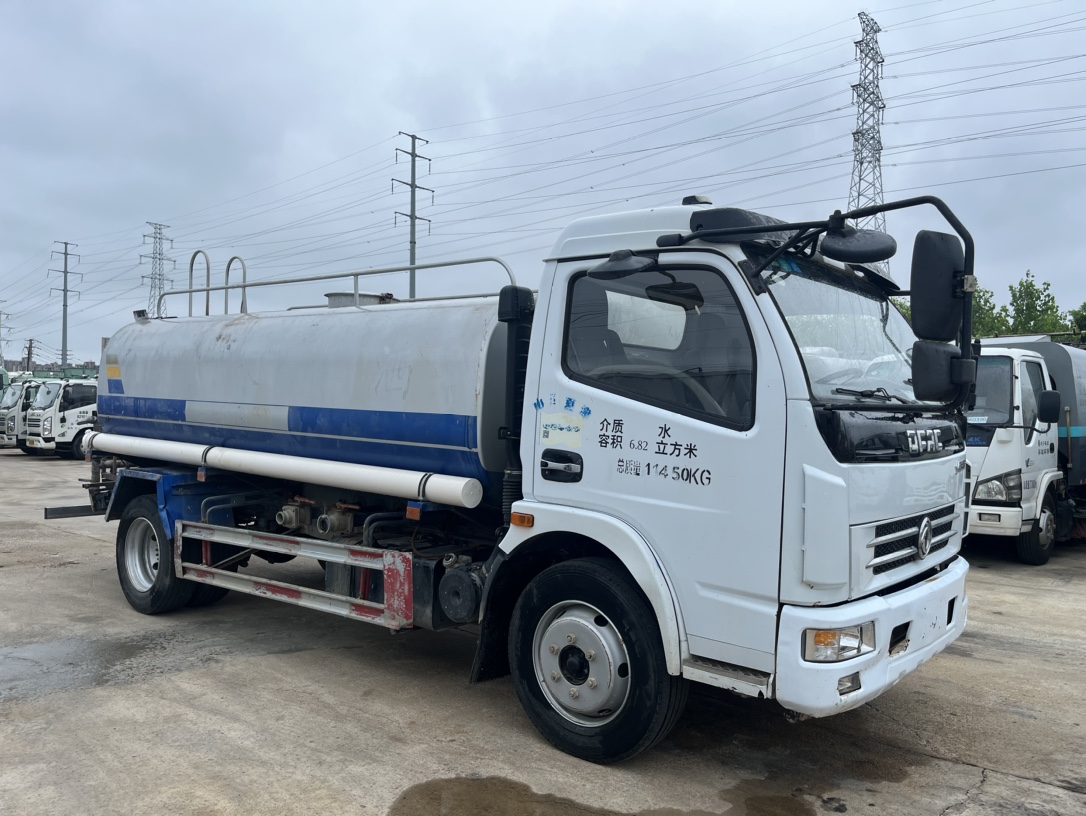 二手10方灑水車 2??年份：2020年5月 3??發(fā)動(dòng)機(jī)：朝柴156馬力，國(guó)五 4??底盤配置：東風(fēng)多利卡底盤，3800軸距，245真空胎，六檔變速箱，備胎未