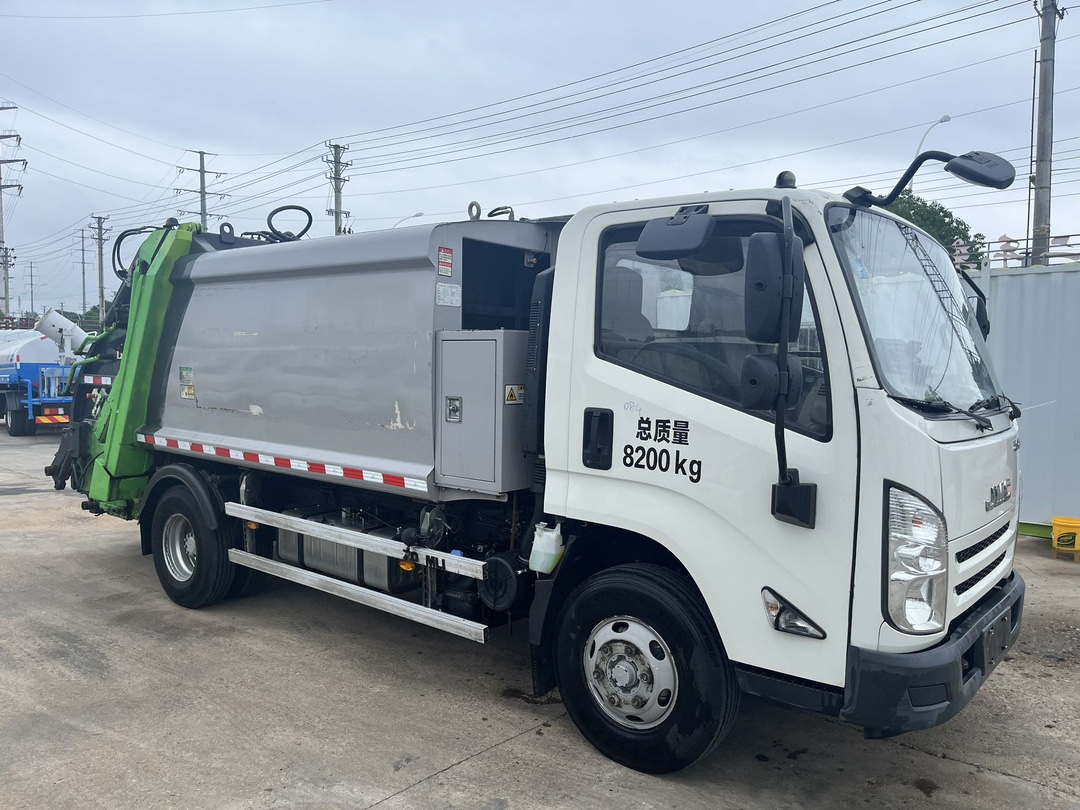 二手國(guó)六中聯(lián)6方壓縮垃圾車 2??年份：2021年5月 3??發(fā)動(dòng)機(jī)：江鈴152馬力，國(guó)六 4??底盤配置：江鈴凱運(yùn)底盤，3360軸距，750鋼絲胎，五檔變速箱