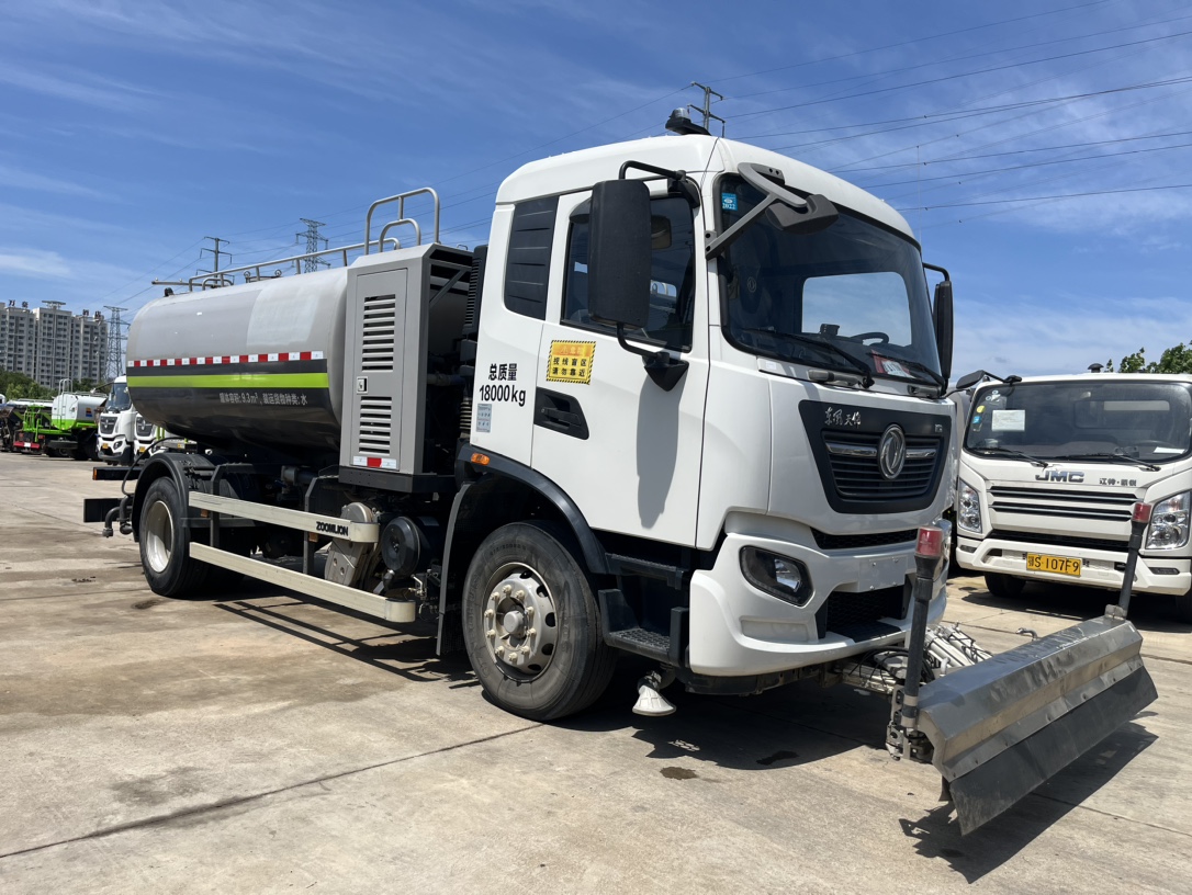 二手國(guó)六東風(fēng)天錦清洗車 2??年份：2021年5月 3??發(fā)動(dòng)機(jī)：康機(jī)230馬力，國(guó)六 4??底盤配置：東風(fēng)天錦底盤，六檔變速箱，4500軸距，275真空胎，