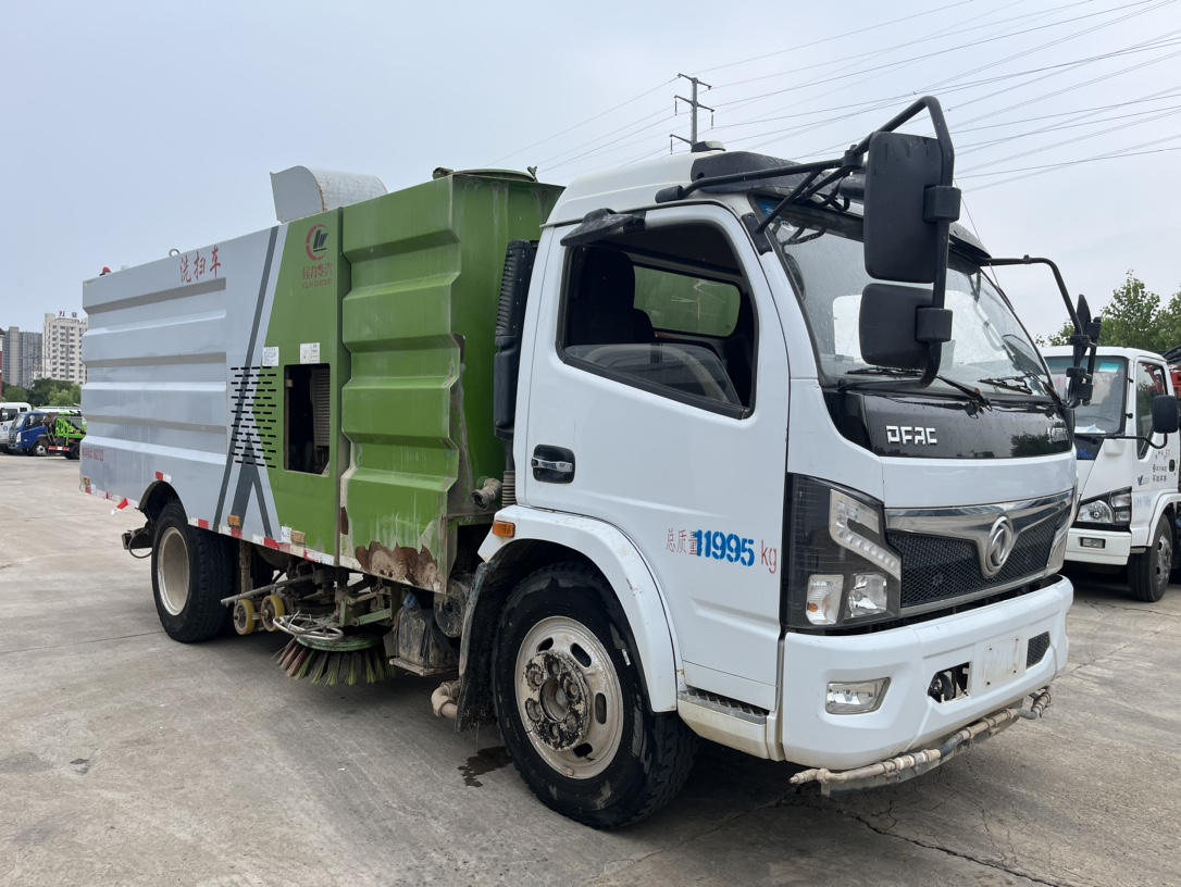 二手國(guó)六8方洗掃 2??年份：2021年4月 3??發(fā)動(dòng)機(jī)：云內(nèi)150馬力，國(guó)六 4??底盤配置：東風(fēng)福瑞卡底盤，3800軸距，825鋼絲胎，六檔變速箱。 5?